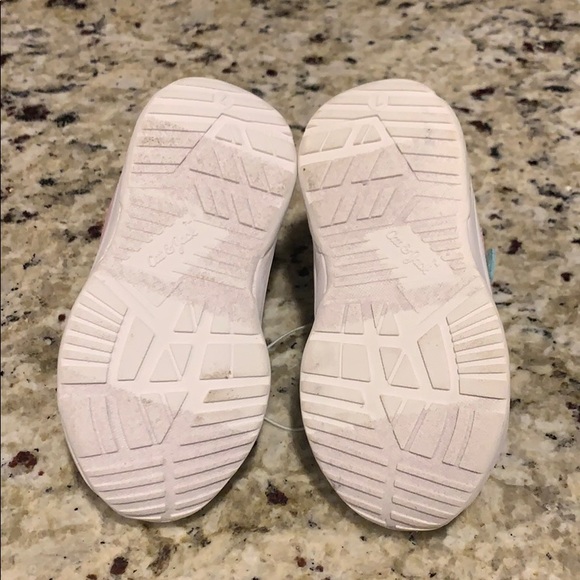 Size 7 Cat & Jack sneakers - Picture 2 of 4